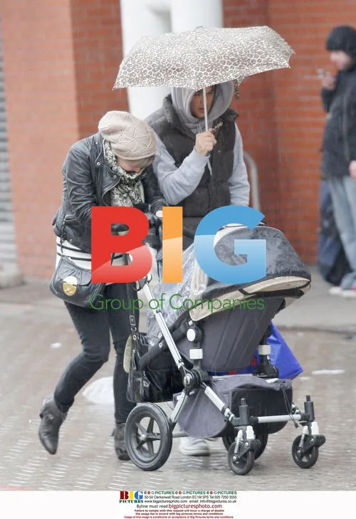 Gareth Gates and Wife Leave Nandos