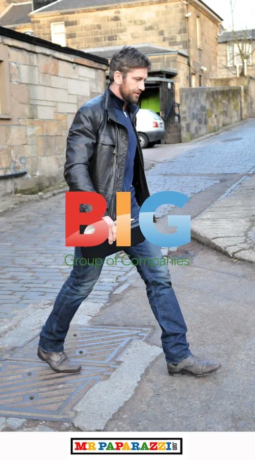 Gerard Butler Strolling in Glasgow