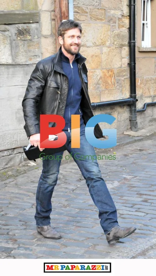 Gerard Butler Walks in Glasgow