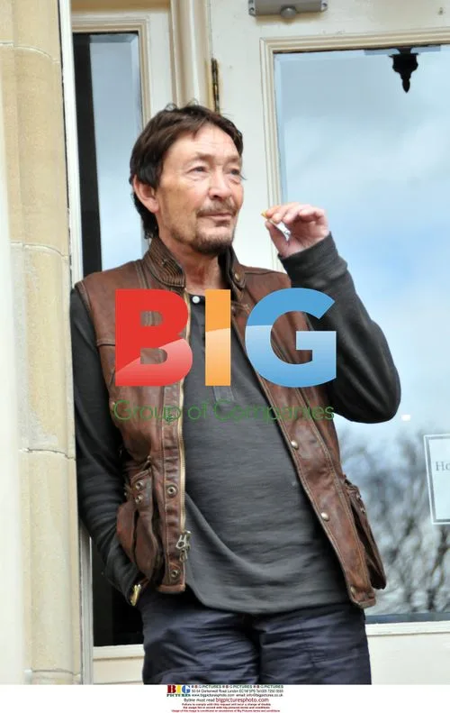Chris Rea takes cigarette break in Glasgow