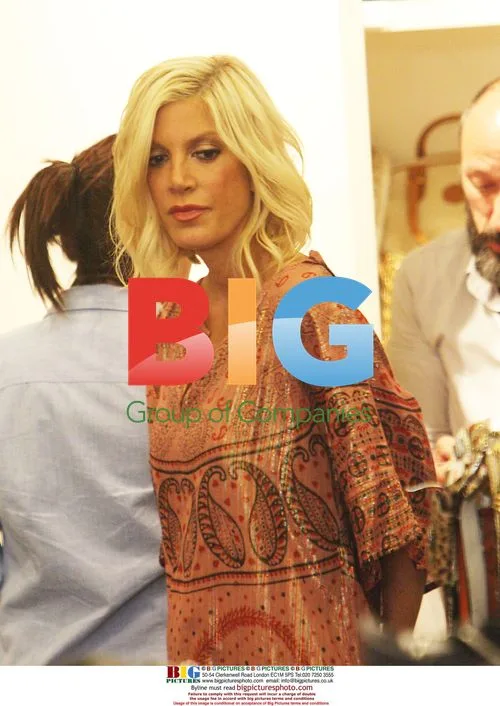 Tori Spelling and Dean McDermott Shop in Soho