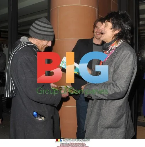 Ronnie Wood short changes Big Issue seller