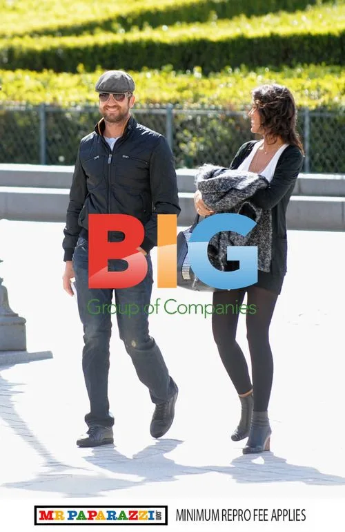 Gerard Butler and Laurie Cholewa Stroll in Paris