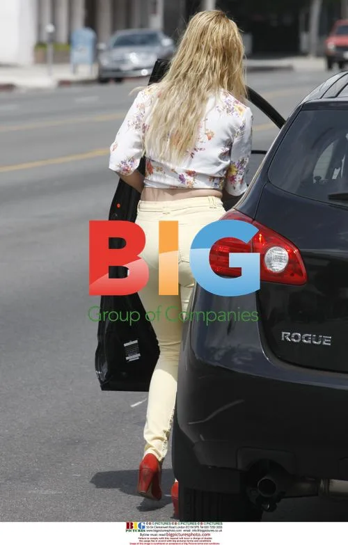 Mischa Barton Spotted at Starbucks in Los Angeles