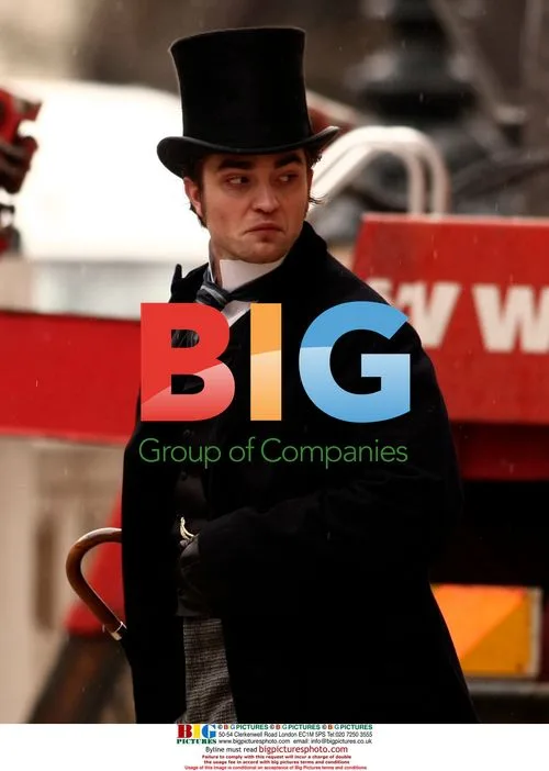 Robert Pattinson and Kristin Scott Thomas on Bel Ami set