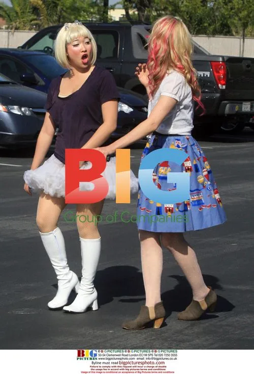 Jenna Ushkowitz and Dianna Agron on "Glee" set