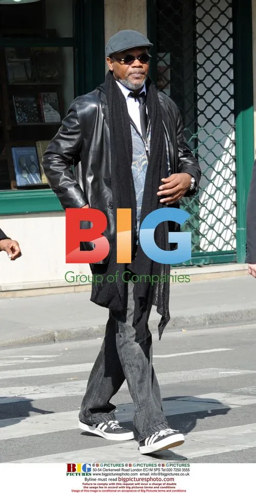 Samuel L. Jackson takes photos with tall policeman in Paris