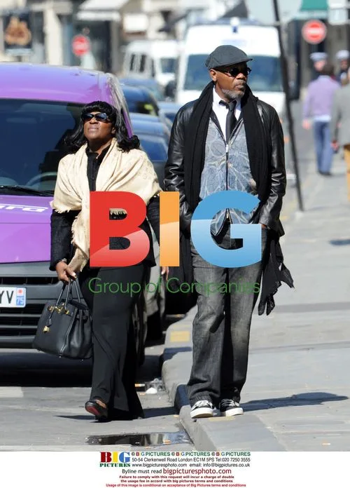 Samuel L. Jackson Poses with Tall Policeman