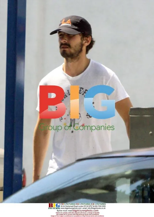 Carey Mulligan spotted in boyfriend\'s old t-shirt