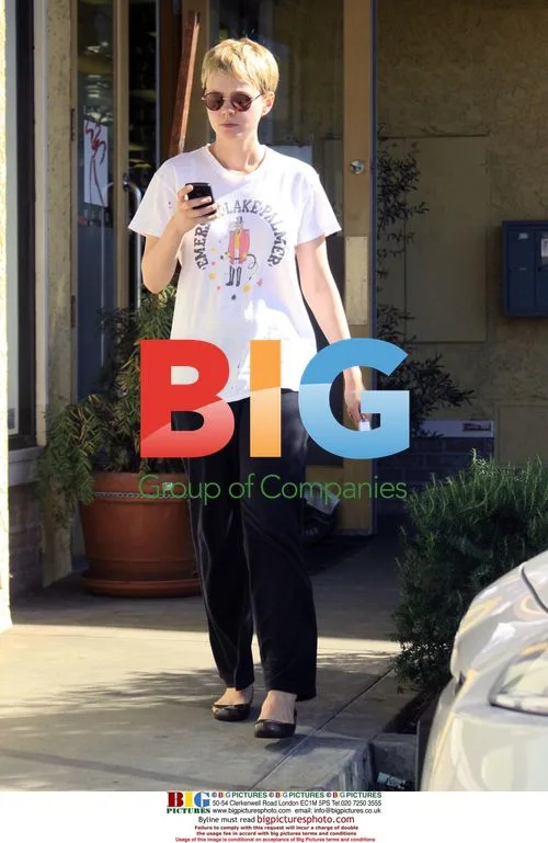 Carey Mulligan Shops After Gym