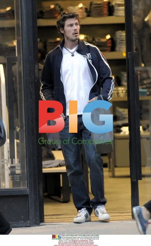 Marat Safin Shopping with Girlfriend in NYC