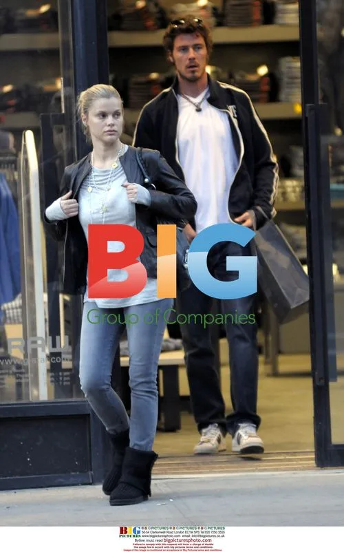 Marat Safin Shopping with Girlfriend in NYC