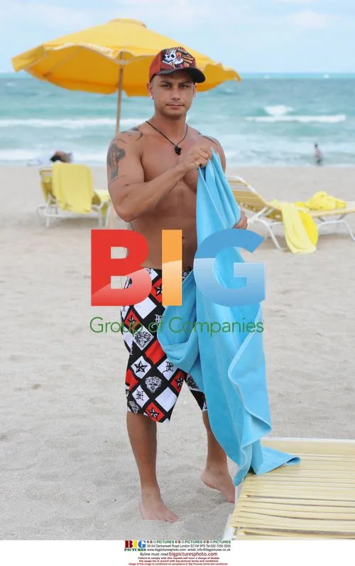 Jersey Shore Stars Relax on Miami Beach