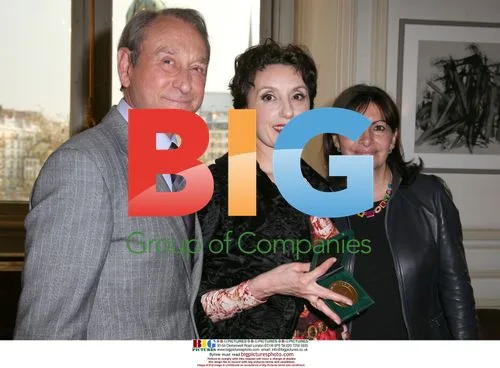 Luz Casal awarded Paris city medal