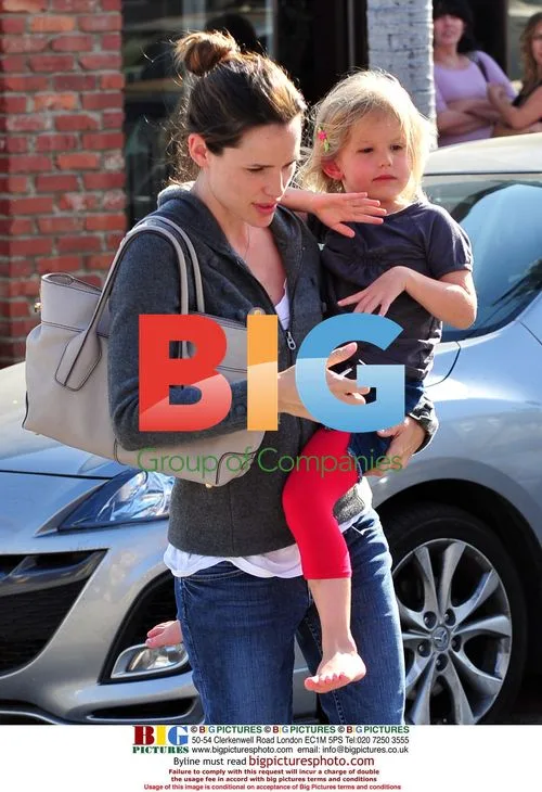 Jennifer Garner and Violet get their nails done