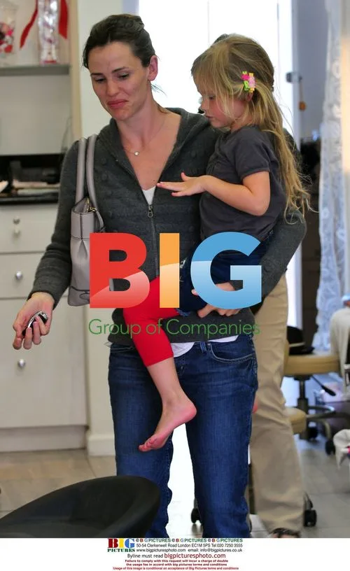 Jennifer Garner and Violet Get Nails Done