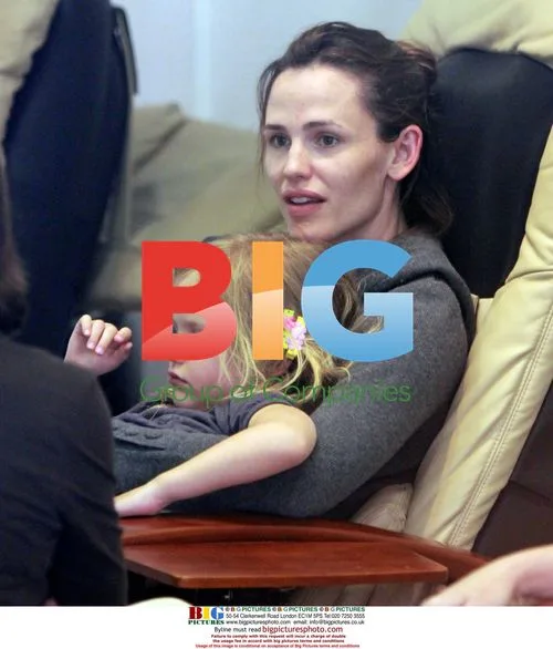 Jennifer Garner and Violet Get Nails Done