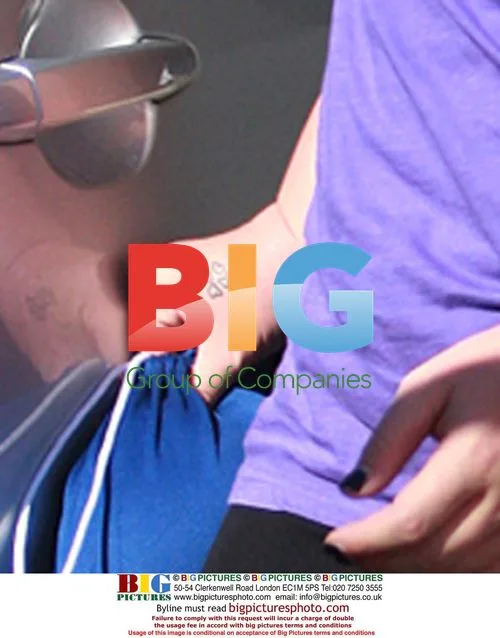 Kelly Clarkson Arrives at Perth Airport