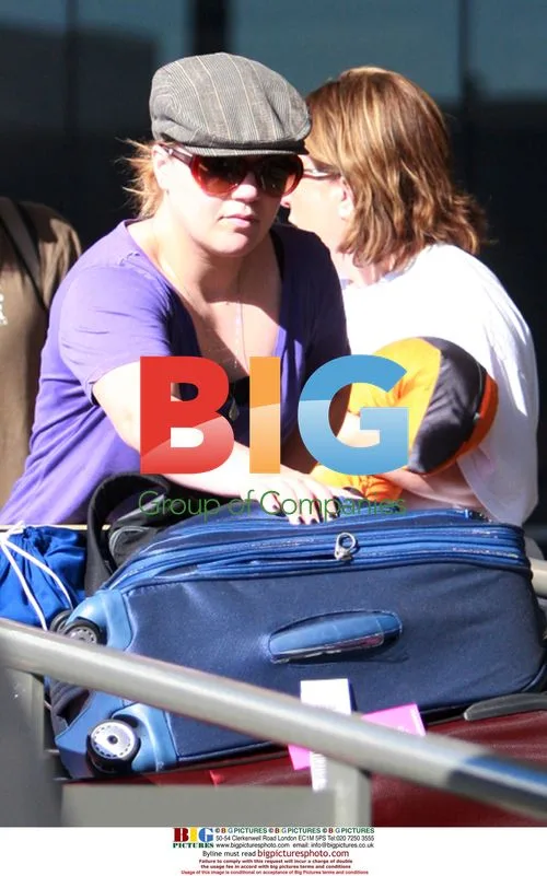 Kelly Clarkson Arrives With Family at Perth Airport