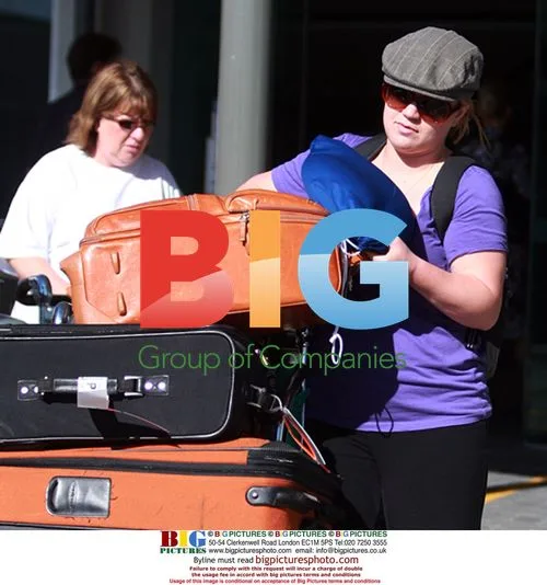 Kelly Clarkson Arrives in Perth