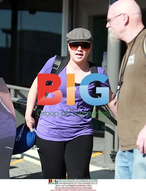 Kelly Clarkson Arrives in Perth