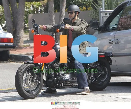Adrian Grenier on Entourage set