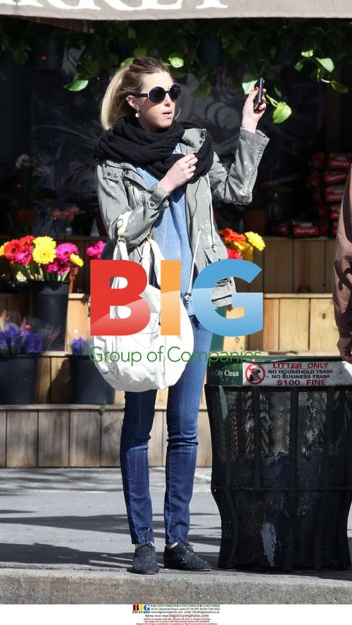 Whitney Port hails cab, snacks in NYC