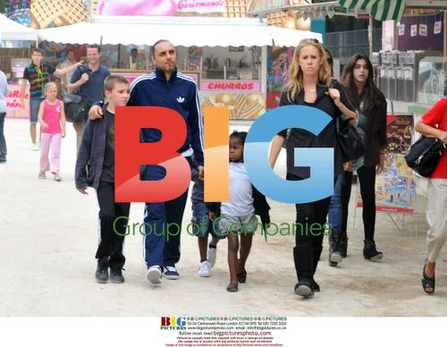 Madonna\'s kids play at Paris theme park