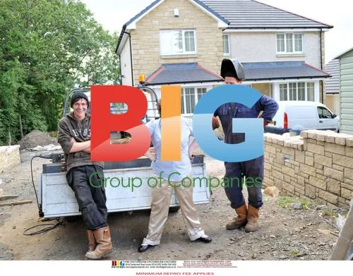 Susan Boyle Poses with Workmen
