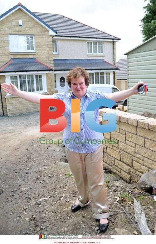 Susan Boyle Poses with Workmen