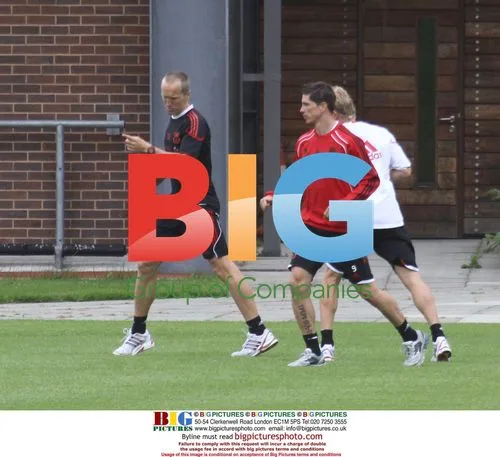 Torres and Kuyt Back in Liverpool Training