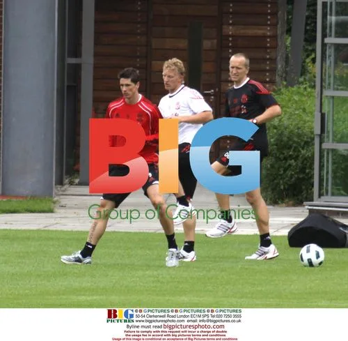Torres and Kuyt return to Liverpool training