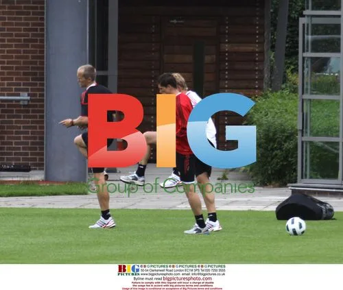 Torres and Kuyt Back in Training for Liverpool