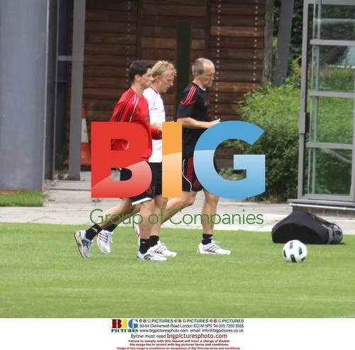 Torres and Kuyt Back in Liverpool Training