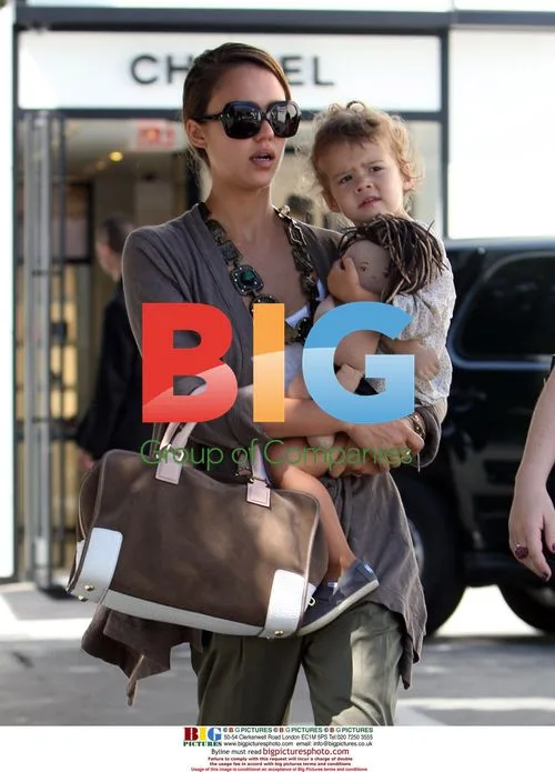 Jessica Alba and daughter Honor shopping