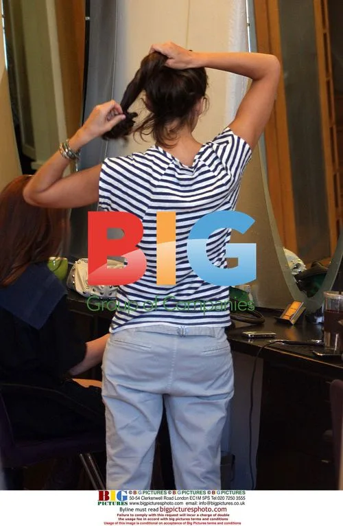 Jessica Alba Enters Salon