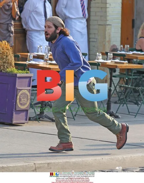 Paul Rudd on "My Idiot Brother" set