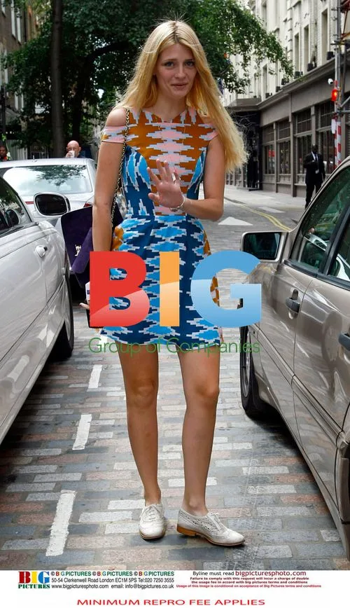 Mischa Barton Leaves London Hotel
