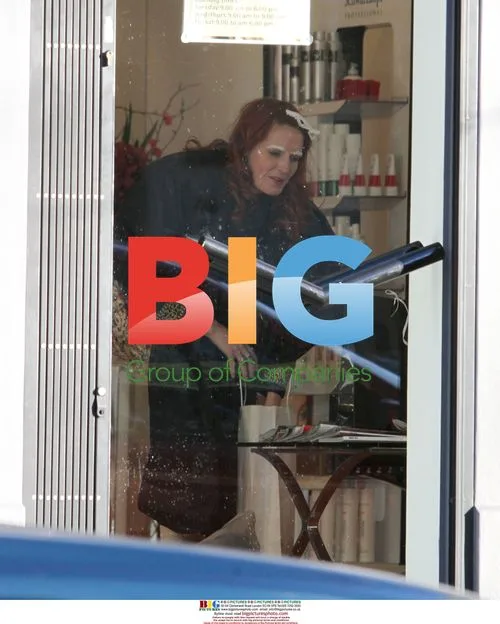 Florence Welch Gets Manicure in Sydney