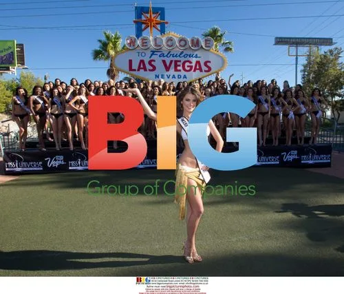 Miss Universe Contestants at Las Vegas Sign