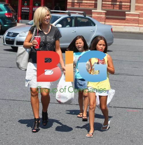 Kate Gosselin and Daughters Shopping