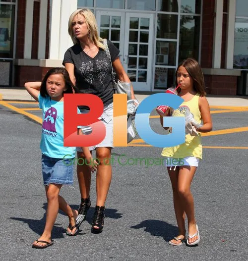Kate Gosselin Shopping With Daughters