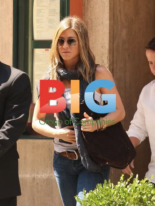 Jennifer Aniston Leaves Trattoria Dell'Arte