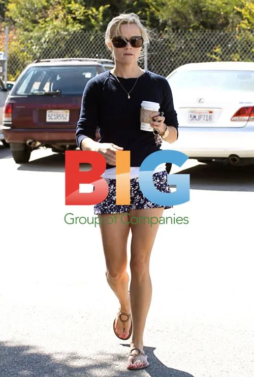 Reese Witherspoon Running Errands
