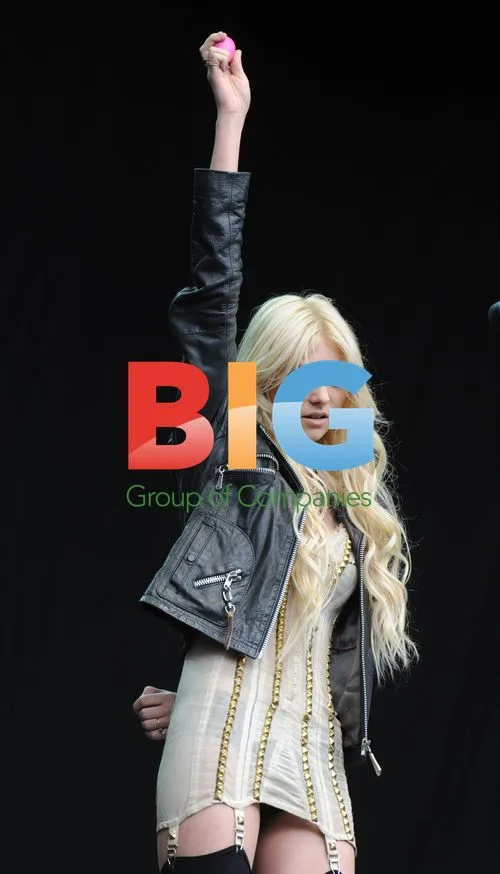 Taylor Momsen Performs at The V Festival
