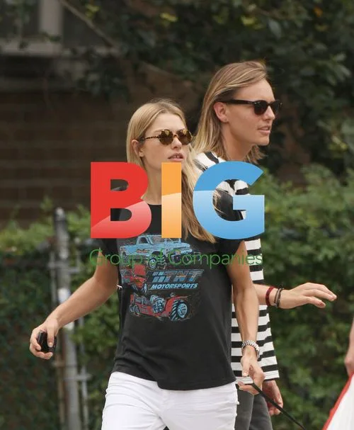 Jessica Hart with Boyfriend and Sister