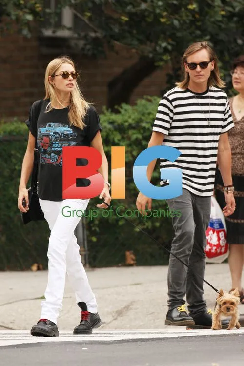 Jessica Hart with Boyfriend and Sister in NYC