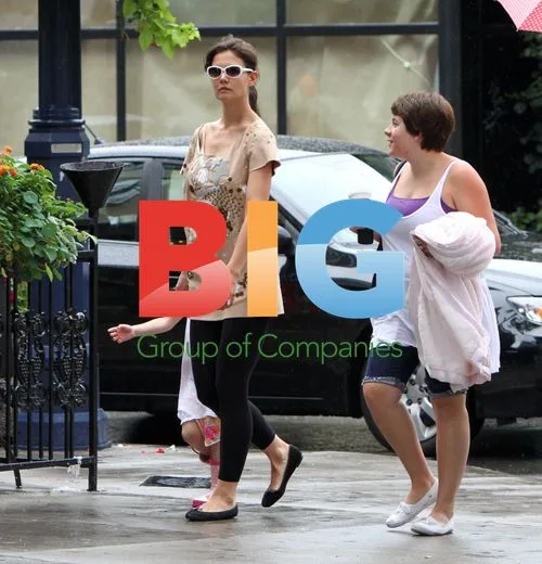 Katie Holmes and Daughters Suri and Bella Shopping in Toronto
