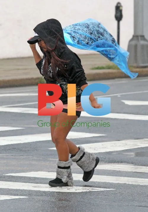 Snooki Braves Rain for Laundry Run