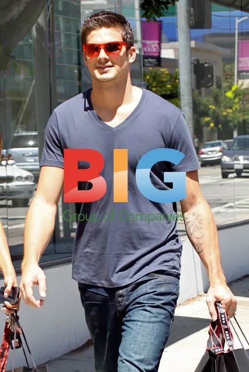 Rick Malambri and wife Lisa Mae shopping